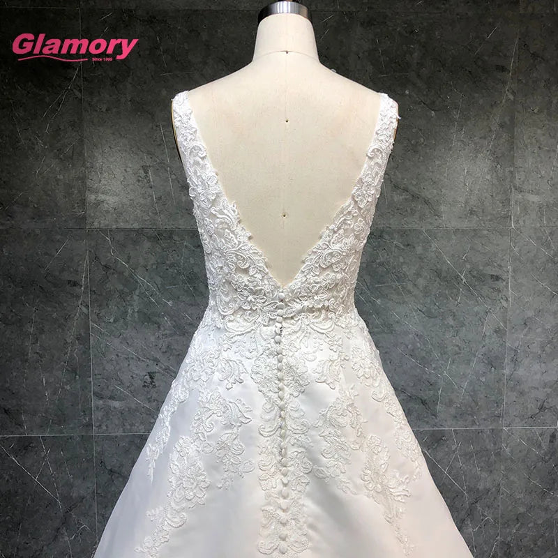 Vintage Sleeveless Lace Dress V-Neck New Design Appliqued Satin Bridal Wedding Gown