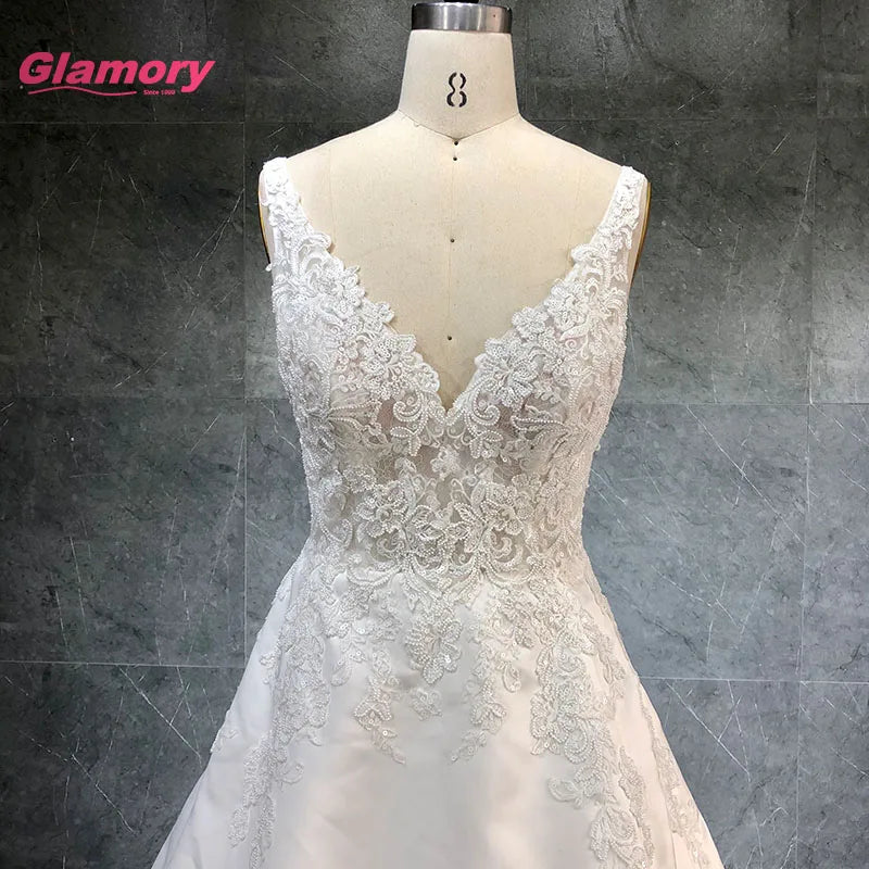 Vintage Sleeveless Lace Dress V-Neck New Design Appliqued Satin Bridal Wedding Gown