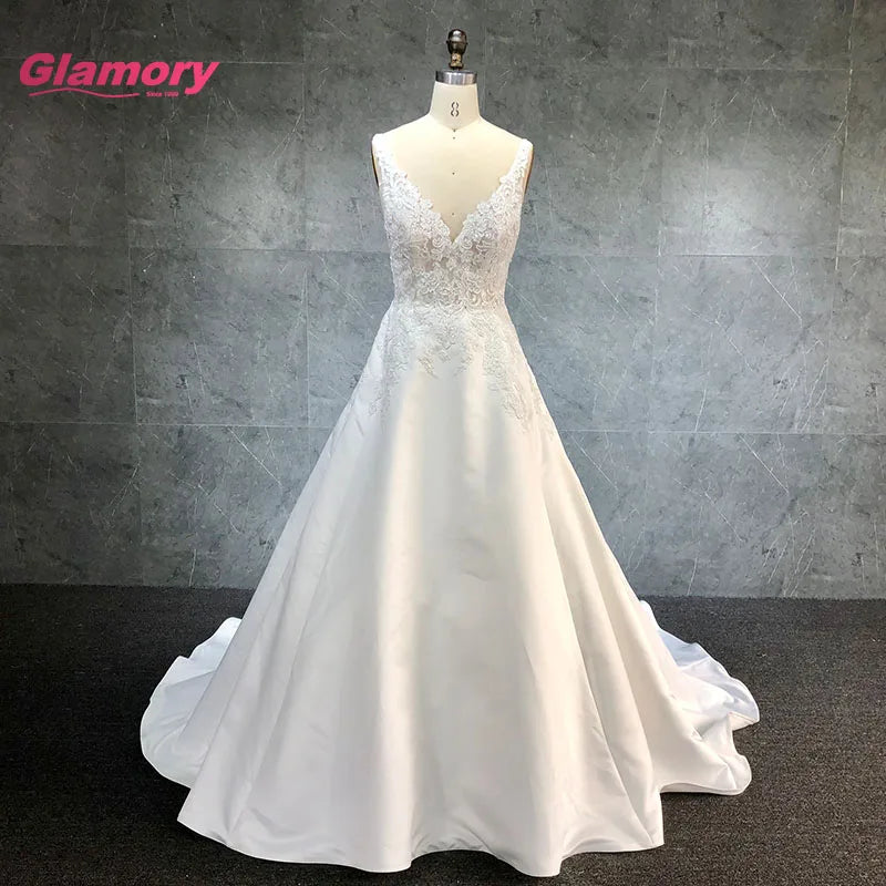 Vintage Sleeveless Lace Dress V-Neck New Design Appliqued Satin Bridal Wedding Gown