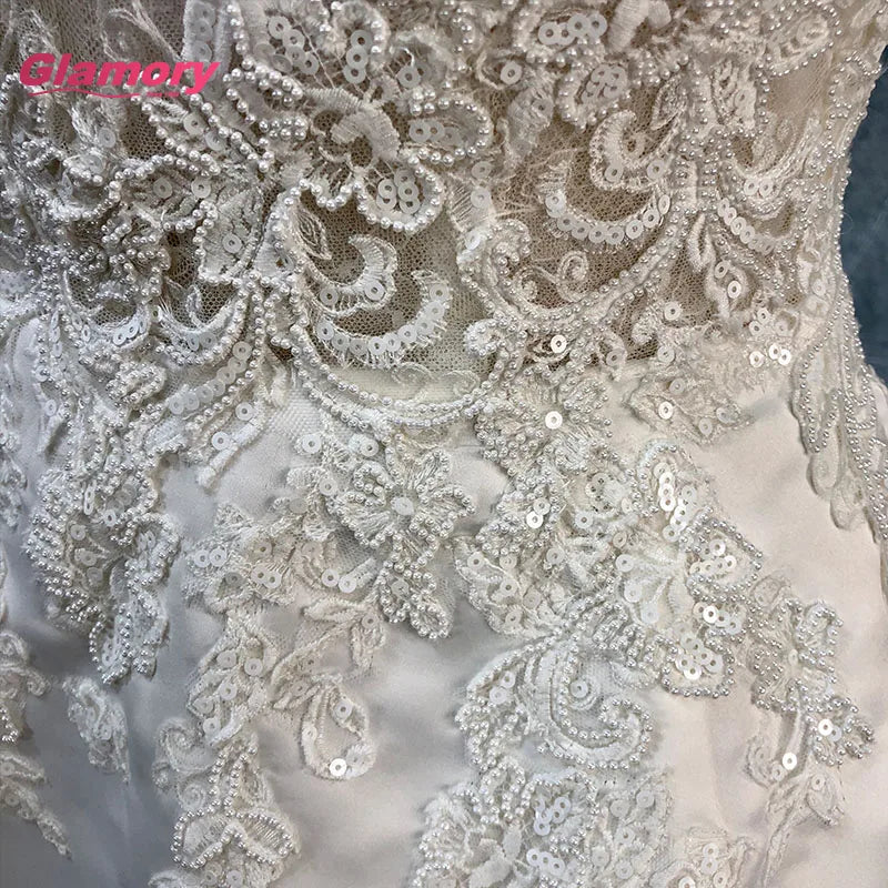 Vintage Sleeveless Lace Dress V-Neck New Design Appliqued Satin Bridal Wedding Gown